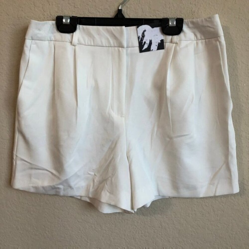 Simply Styled Shorts White Pleated Preppy Classic